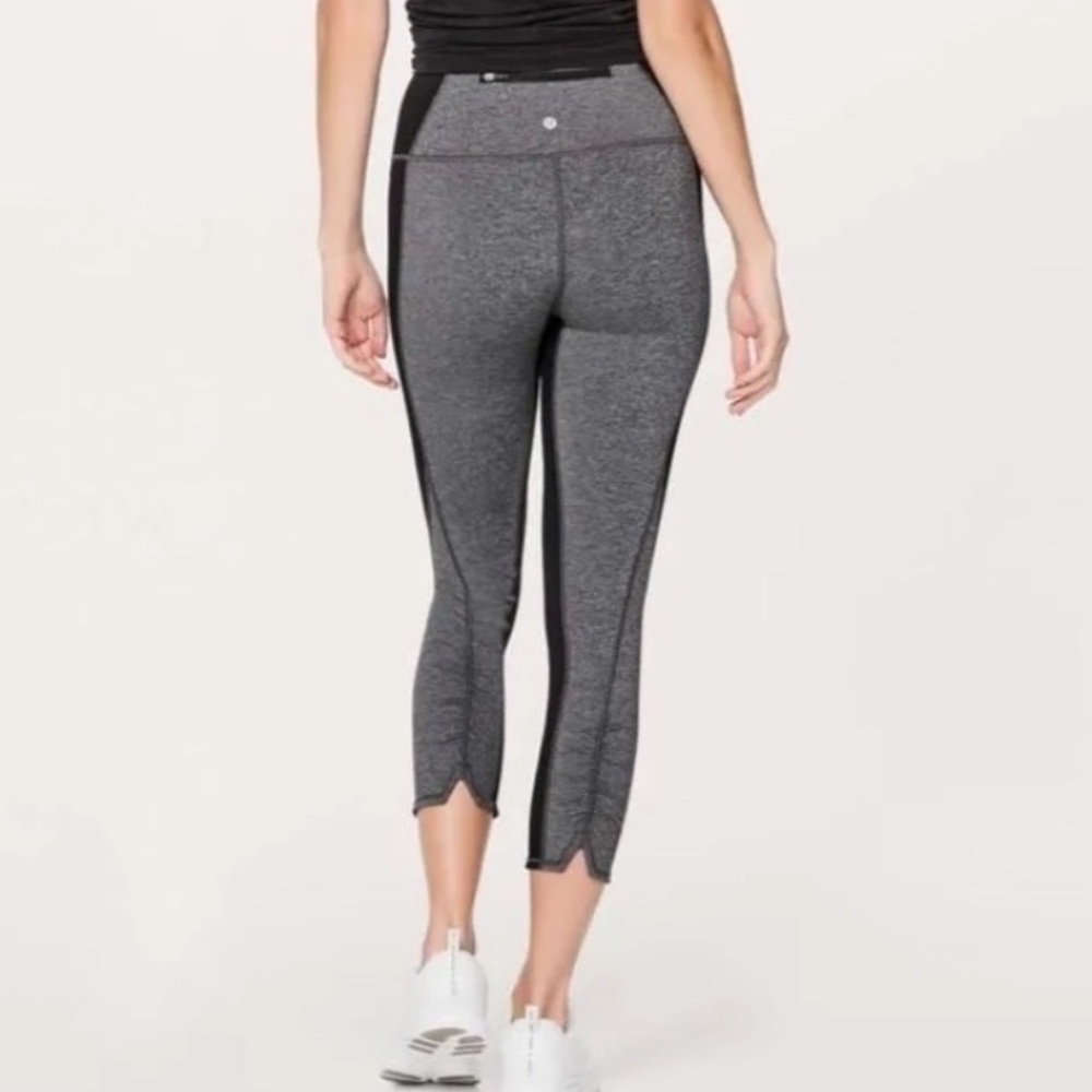 Lululemon Crop‎ Leggings On Your Mark Gray & Black Size 6